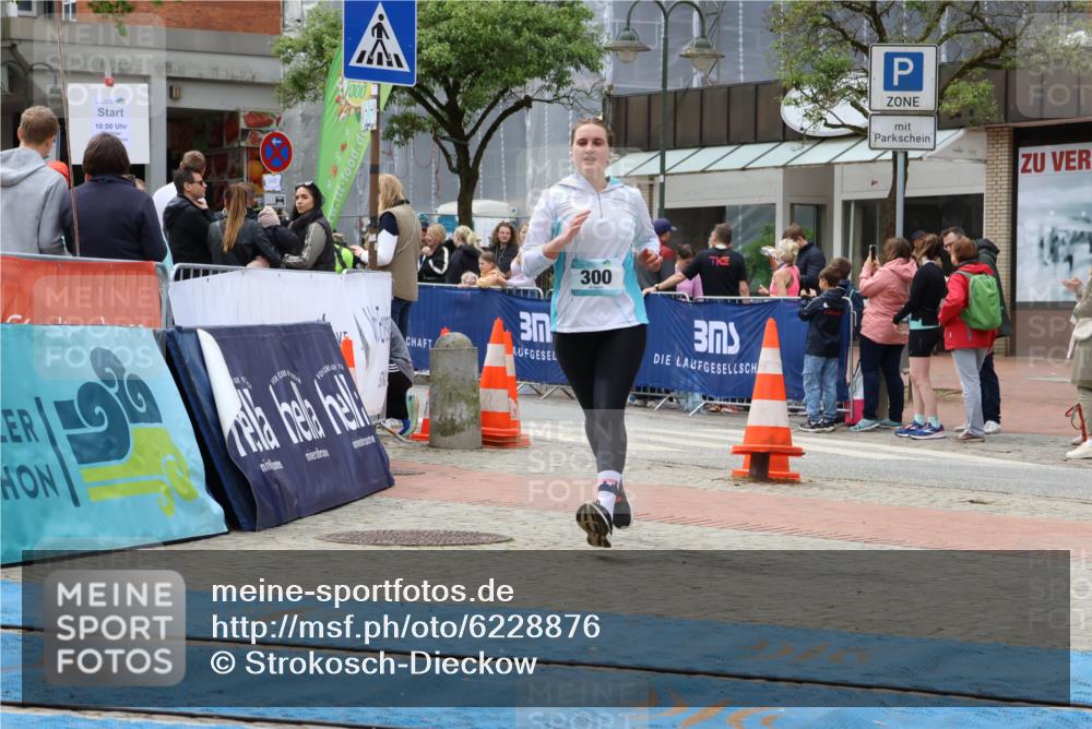 05.05.2024 - 7. Wedeler Halbmarathon Strokosch-Dieckow http://msf.ph/oto/6228876 05.05.2024 12:05:52 Ziel 24, 300, 684 meine-sportfotos.de
