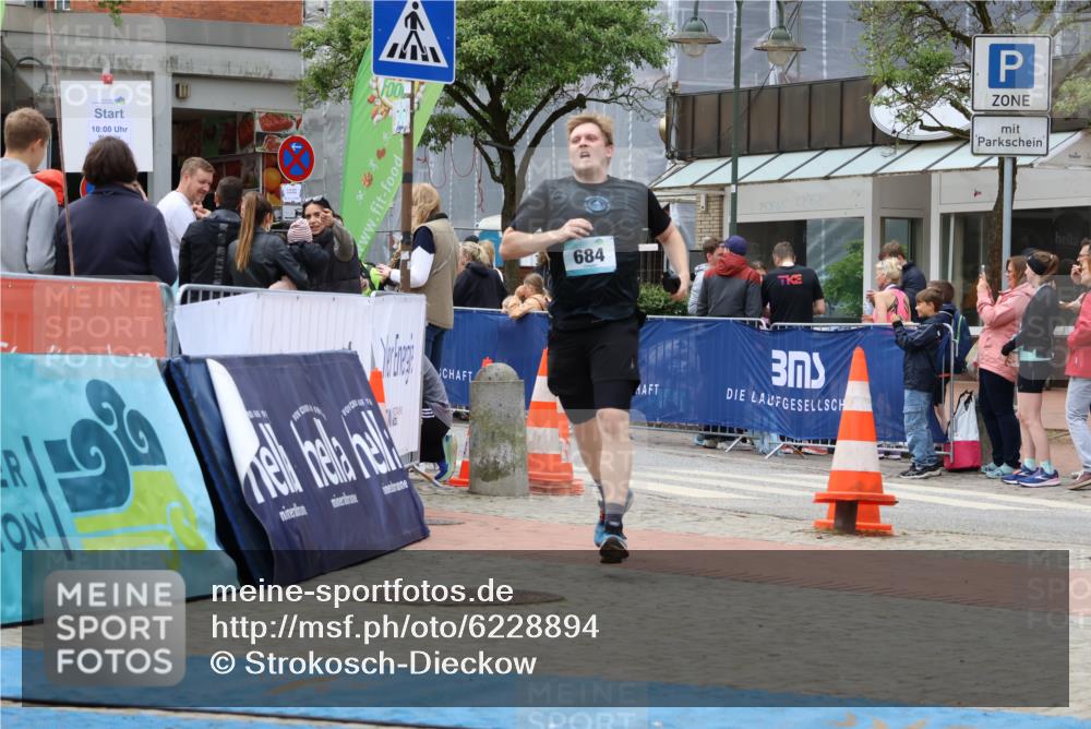 05.05.2024 - 7. Wedeler Halbmarathon Strokosch-Dieckow http://msf.ph/oto/6228894 05.05.2024 12:05:56 Ziel 56, 304, 684 meine-sportfotos.de