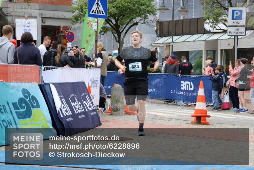 05.05.2024 - 7. Wedeler Halbmarathon Strokosch-Dieckow http://msf.ph/oto/6228896 05.05.2024 12:05:57 Ziel 56, 304, 684 meine-sportfotos.de