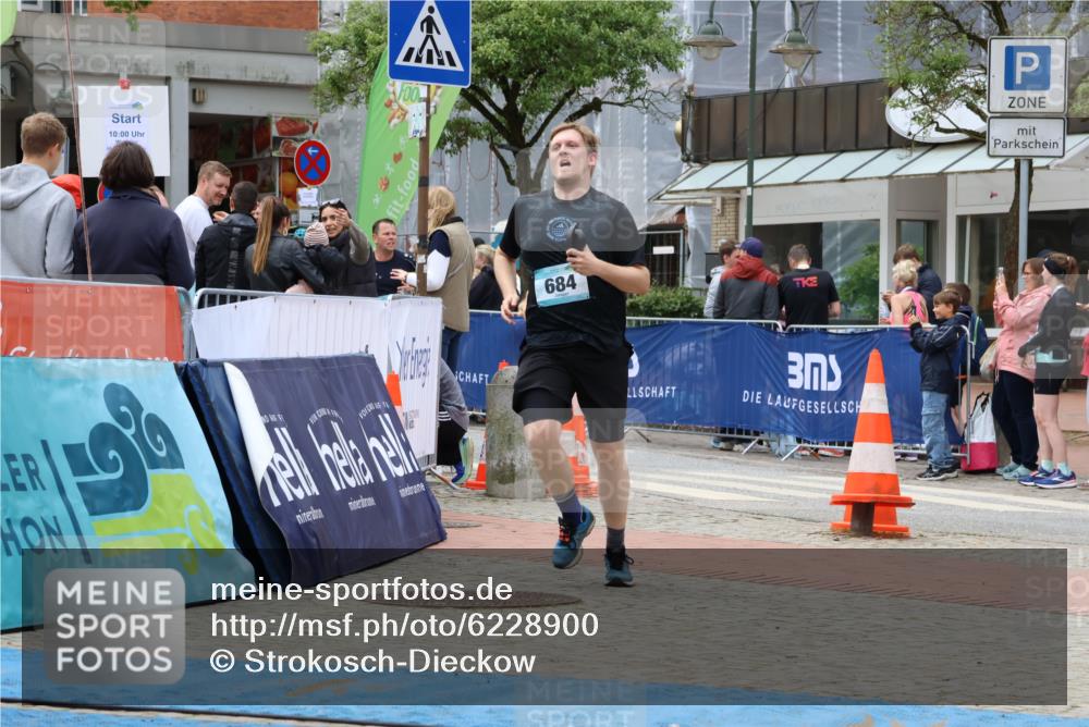 05.05.2024 - 7. Wedeler Halbmarathon Strokosch-Dieckow http://msf.ph/oto/6228900 05.05.2024 12:05:57 Ziel 56, 304, 684 meine-sportfotos.de