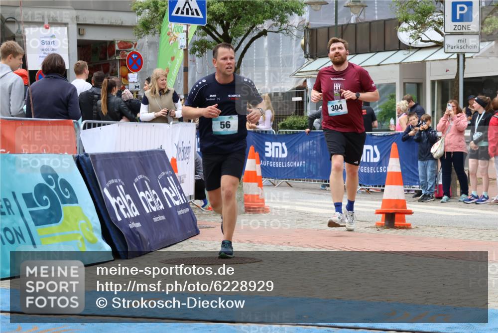 05.05.2024 - 7. Wedeler Halbmarathon Strokosch-Dieckow http://msf.ph/oto/6228929 05.05.2024 12:06:01 Ziel 56, 94, 304, 684 meine-sportfotos.de