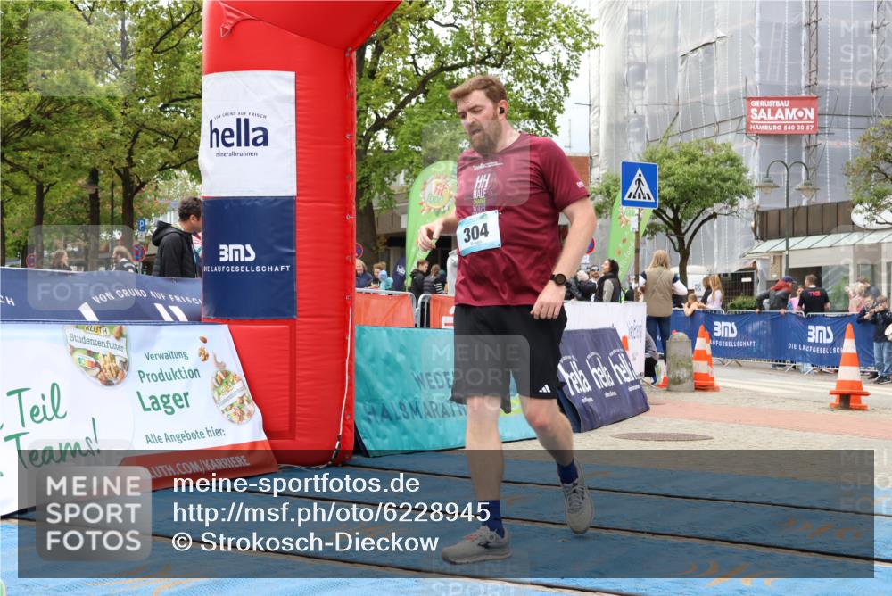 05.05.2024 - 7. Wedeler Halbmarathon Strokosch-Dieckow http://msf.ph/oto/6228945 05.05.2024 12:06:04 Ziel 56, 94, 304 meine-sportfotos.de