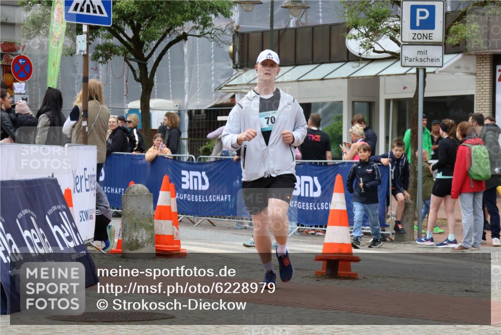 05.05.2024 - 7. Wedeler Halbmarathon Strokosch-Dieckow http://msf.ph/oto/6228979 05.05.2024 12:06:18 Ziel 70 meine-sportfotos.de