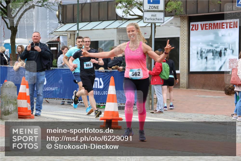 05.05.2024 - 7. Wedeler Halbmarathon Strokosch-Dieckow http://msf.ph/oto/6229091 05.05.2024 12:07:03 Ziel 88, 562, 863 meine-sportfotos.de