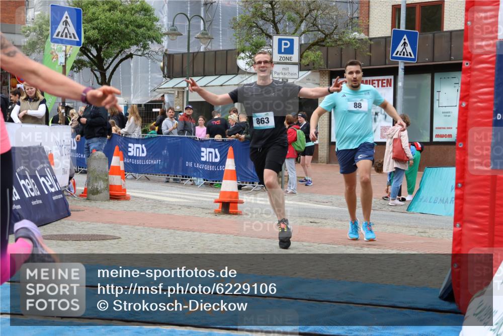 05.05.2024 - 7. Wedeler Halbmarathon Strokosch-Dieckow http://msf.ph/oto/6229106 05.05.2024 12:07:06 Ziel 88, 562, 863 meine-sportfotos.de