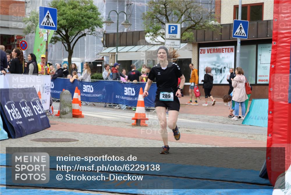 05.05.2024 - 7. Wedeler Halbmarathon Strokosch-Dieckow http://msf.ph/oto/6229138 05.05.2024 12:07:15 Ziel 98, 289 meine-sportfotos.de