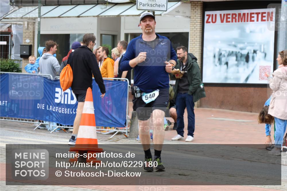 05.05.2024 - 7. Wedeler Halbmarathon Strokosch-Dieckow http://msf.ph/oto/6229180 05.05.2024 12:07:30 Ziel 540 meine-sportfotos.de