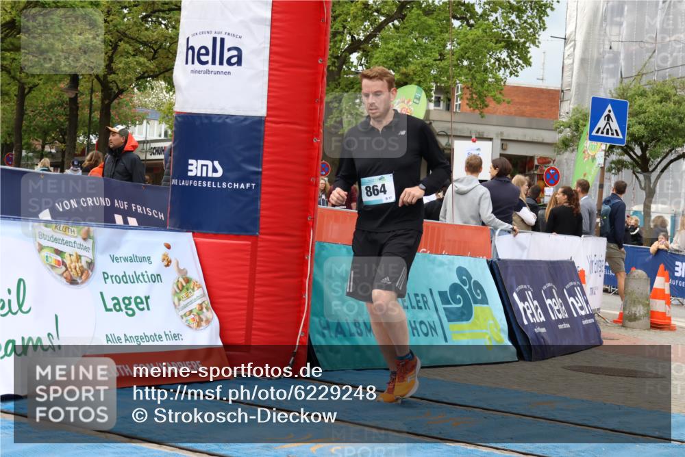 05.05.2024 - 7. Wedeler Halbmarathon Strokosch-Dieckow http://msf.ph/oto/6229248 05.05.2024 12:07:47 Ziel 864 meine-sportfotos.de