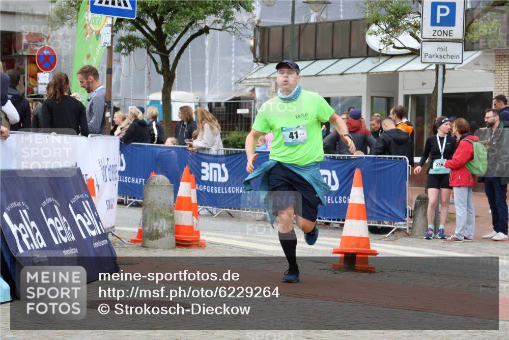 05.05.2024 - 7. Wedeler Halbmarathon Strokosch-Dieckow http://msf.ph/oto/6229264 05.05.2024 12:08:03 Ziel 41, 666, 670 meine-sportfotos.de