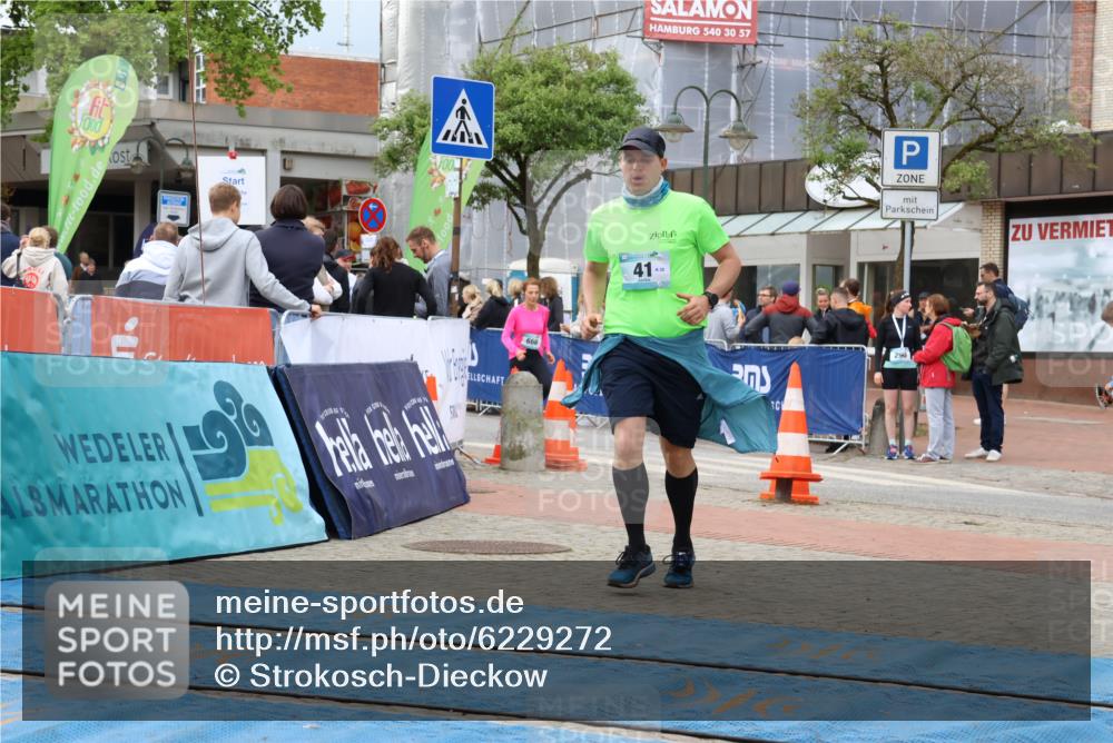 05.05.2024 - 7. Wedeler Halbmarathon Strokosch-Dieckow http://msf.ph/oto/6229272 05.05.2024 12:08:04 Ziel 41, 666, 670 meine-sportfotos.de