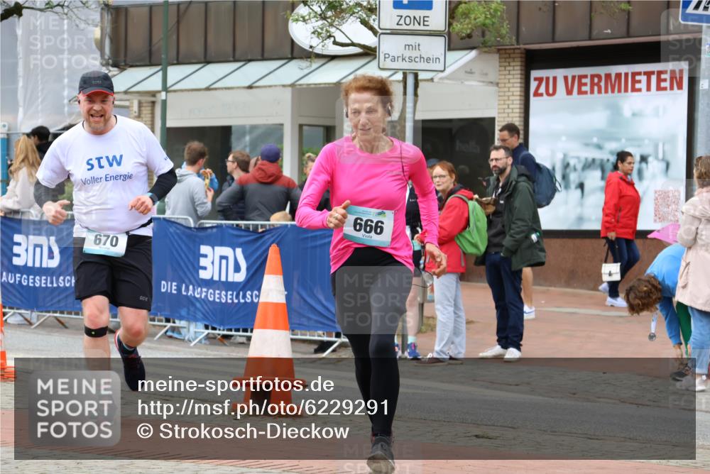 05.05.2024 - 7. Wedeler Halbmarathon Strokosch-Dieckow http://msf.ph/oto/6229291 05.05.2024 12:08:07 Ziel 41, 425, 666, 670 meine-sportfotos.de