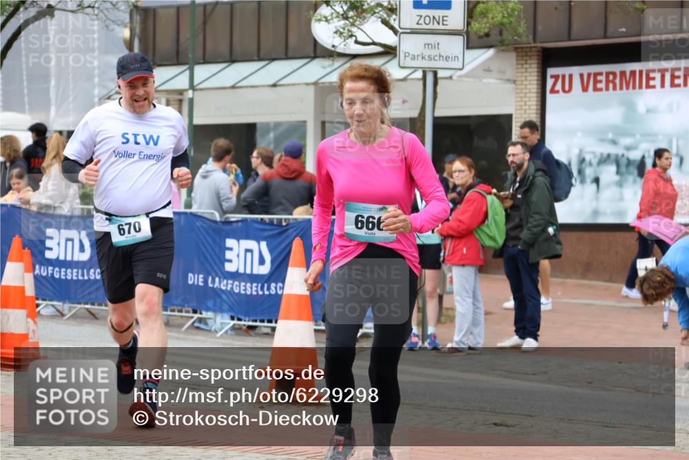 05.05.2024 - 7. Wedeler Halbmarathon Strokosch-Dieckow http://msf.ph/oto/6229298 05.05.2024 12:08:07 Ziel 41, 425, 666, 670 meine-sportfotos.de