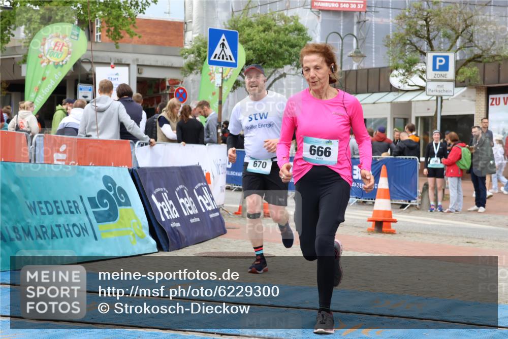 05.05.2024 - 7. Wedeler Halbmarathon Strokosch-Dieckow http://msf.ph/oto/6229300 05.05.2024 12:08:09 Ziel 425, 666, 670 meine-sportfotos.de