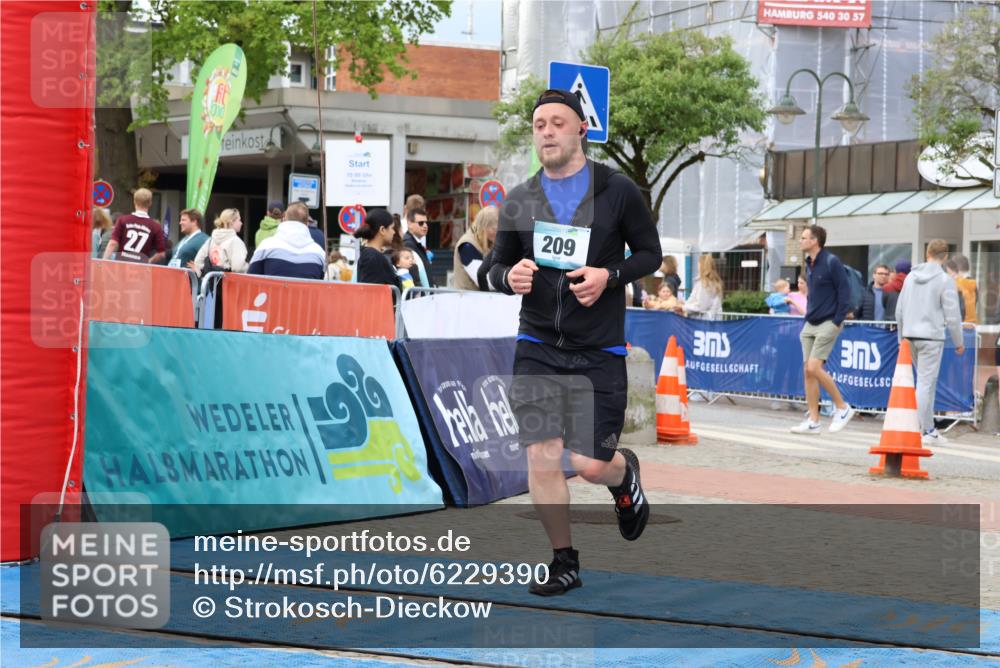 05.05.2024 - 7. Wedeler Halbmarathon Strokosch-Dieckow http://msf.ph/oto/6229390 05.05.2024 12:08:22 Ziel 163, 209 meine-sportfotos.de