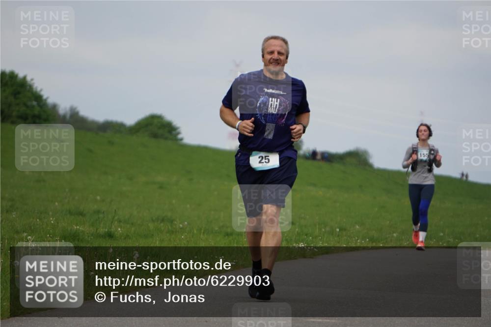 05.05.2024 - 7. Wedeler Halbmarathon Fuchs,  Jonas http://msf.ph/oto/6229903 05.05.2024 12:04:46 Laufen 25, 25, 155 meine-sportfotos.de