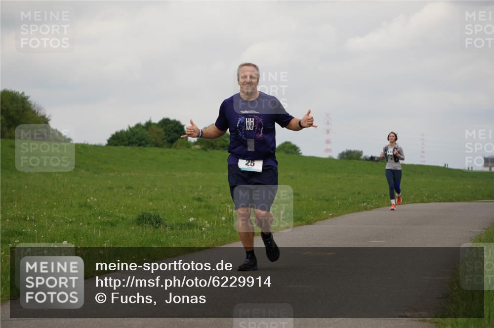 05.05.2024 - 7. Wedeler Halbmarathon Fuchs,  Jonas http://msf.ph/oto/6229914 05.05.2024 12:04:50 Laufen  meine-sportfotos.de