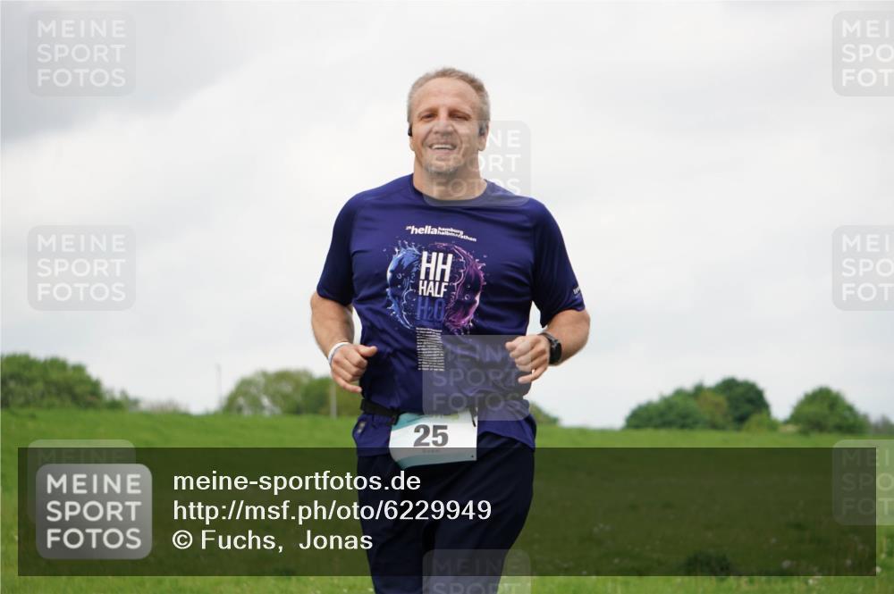 05.05.2024 - 7. Wedeler Halbmarathon Fuchs,  Jonas http://msf.ph/oto/6229949 05.05.2024 12:04:53 Laufen 20, 25 meine-sportfotos.de