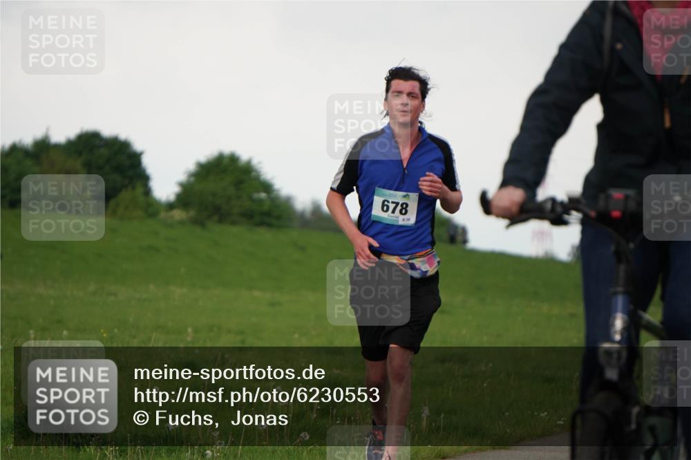 05.05.2024 - 7. Wedeler Halbmarathon Fuchs,  Jonas http://msf.ph/oto/6230553 05.05.2024 12:08:28 Laufen 678, 828 meine-sportfotos.de