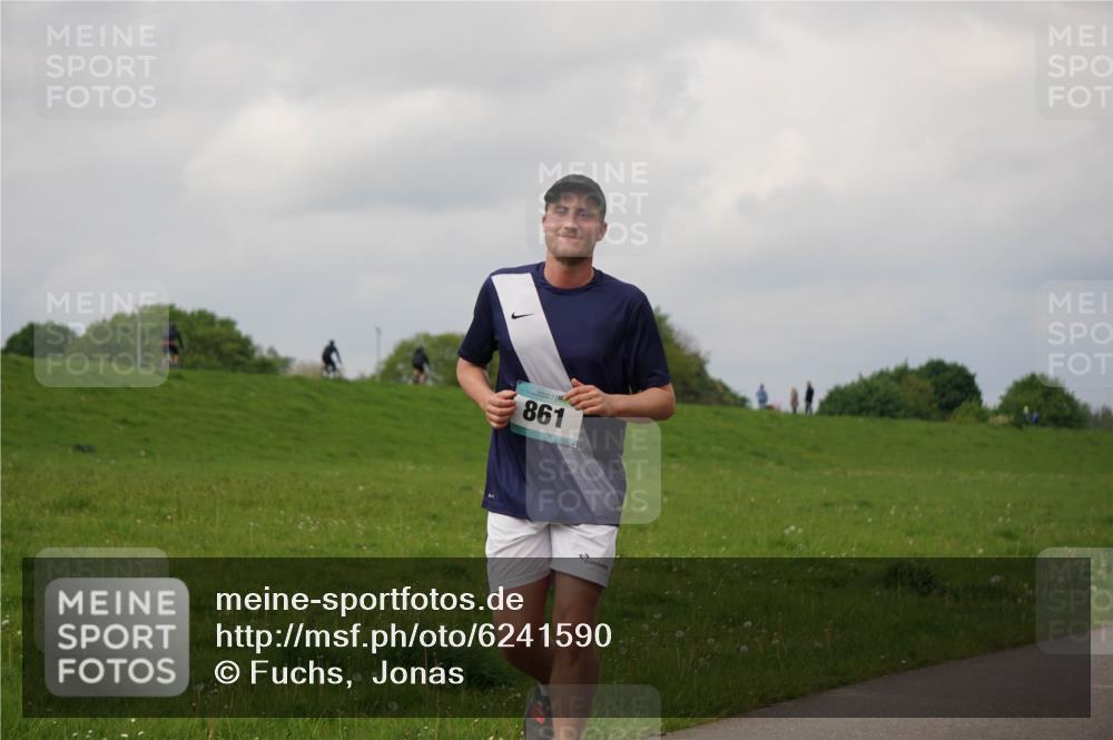 05.05.2024 - 7. Wedeler Halbmarathon Fuchs,  Jonas http://msf.ph/oto/6241590 05.05.2024 11:59:16 Laufen 861 meine-sportfotos.de