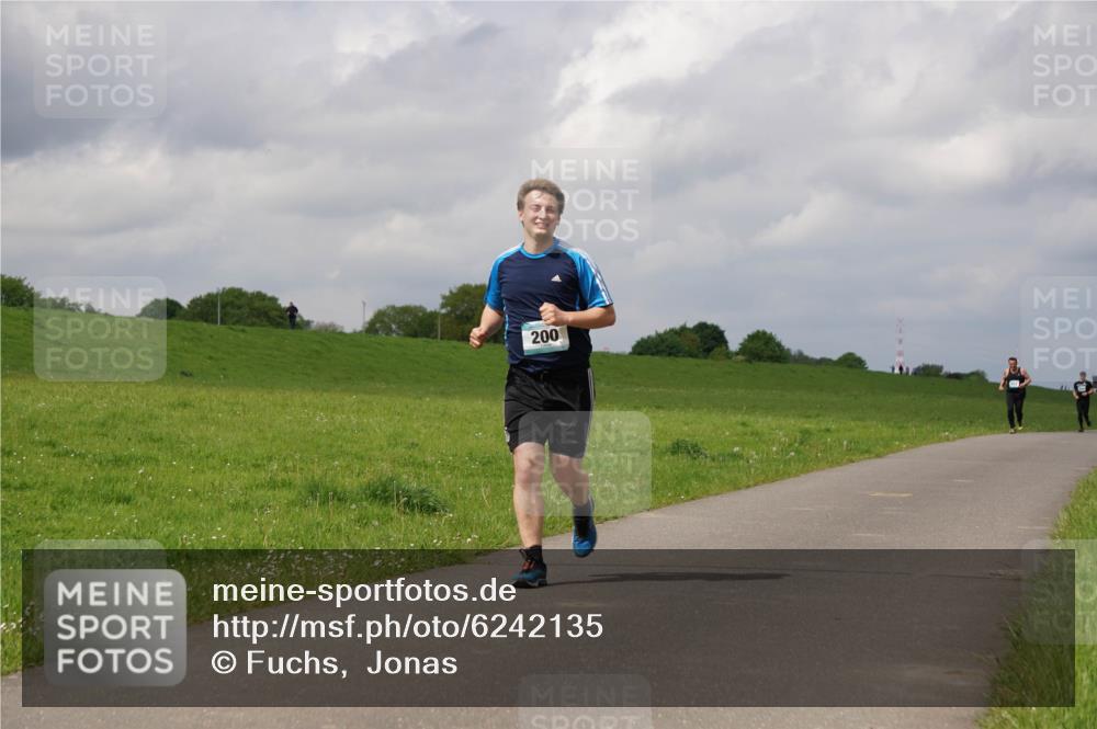 05.05.2024 - 7. Wedeler Halbmarathon Fuchs,  Jonas http://msf.ph/oto/6242135 05.05.2024 12:03:31 Laufen 200 meine-sportfotos.de