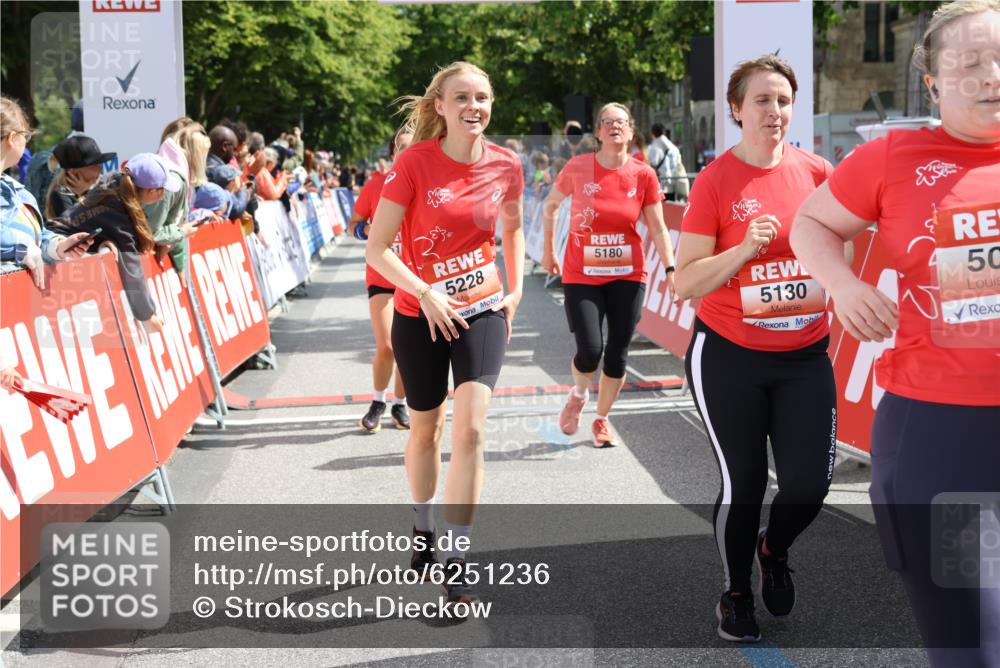 08.06.2024 - REWE Women's Run Strokosch-Dieckow http://msf.ph/oto/6251236 09.06.2024 11:03:24 Ziel 5058, 5065, 5130, 5146, 5180, 5228, 5434, 5515 meine-sportfotos.de