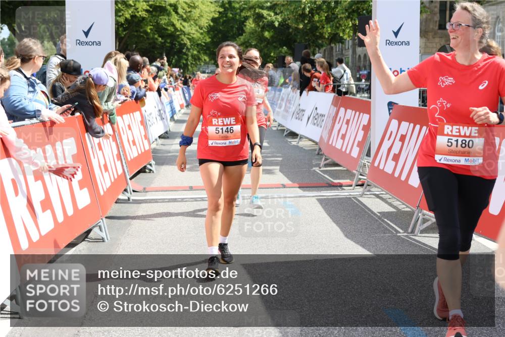 08.06.2024 - REWE Women's Run Strokosch-Dieckow http://msf.ph/oto/6251266 09.06.2024 11:03:25 Ziel 5058, 5065, 5130, 5146, 5180, 5228, 5434 meine-sportfotos.de