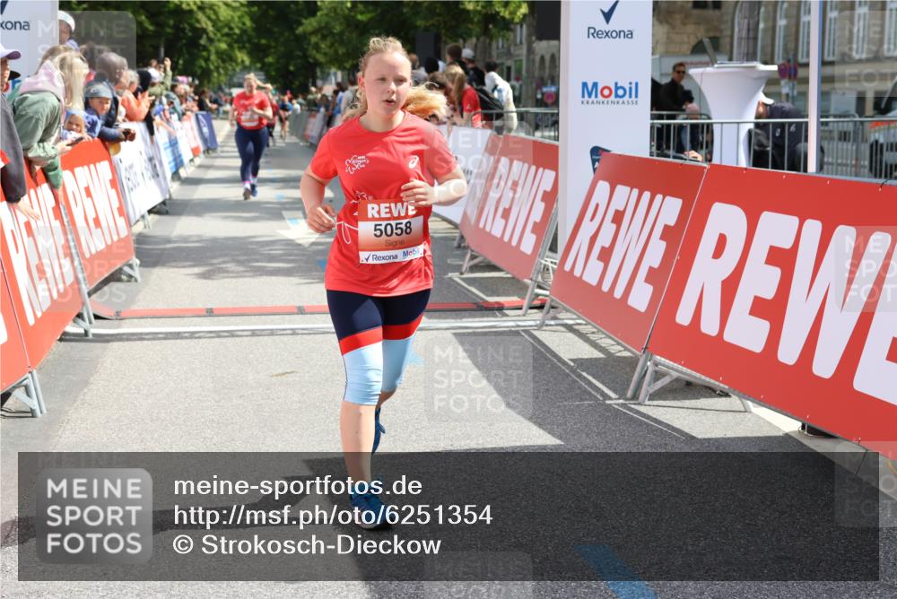 08.06.2024 - REWE Women's Run Strokosch-Dieckow http://msf.ph/oto/6251354 09.06.2024 11:03:29 Ziel 5058, 5160, 5335, 5434 meine-sportfotos.de