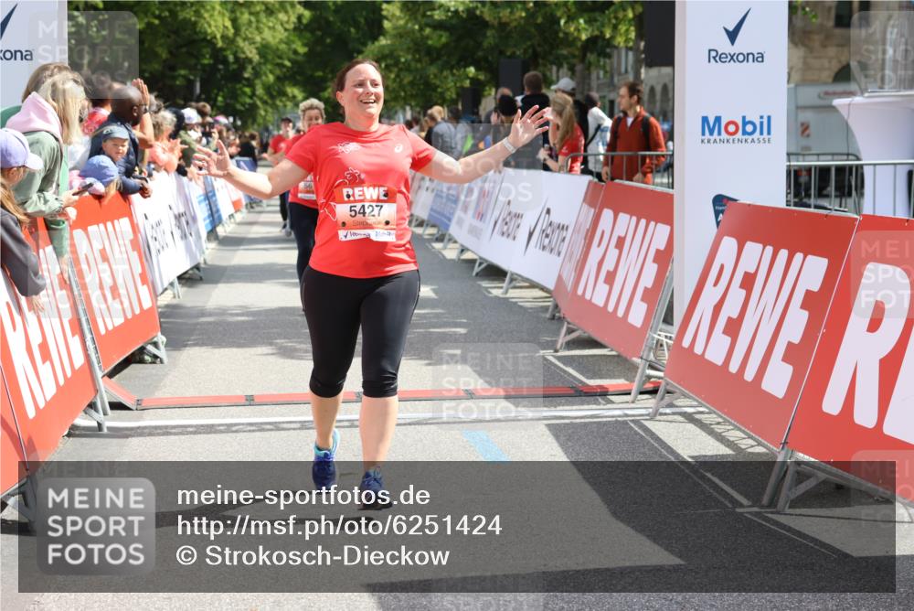 08.06.2024 - REWE Women's Run Strokosch-Dieckow http://msf.ph/oto/6251424 09.06.2024 11:03:43 Ziel 5085, 5086, 5123, 5247, 5288, 5427, 5615 meine-sportfotos.de
