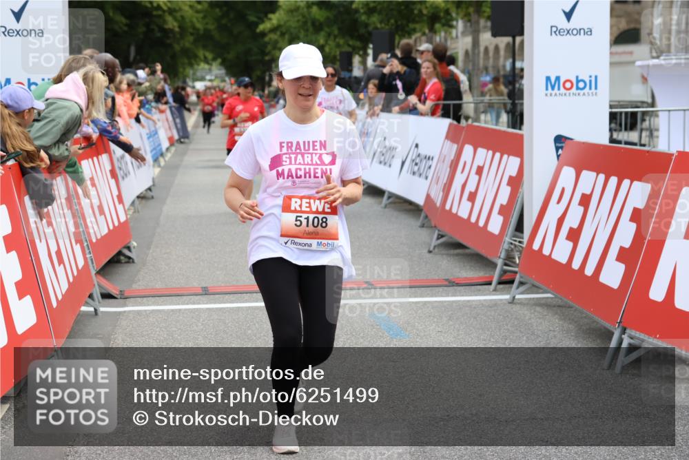 08.06.2024 - REWE Women's Run Strokosch-Dieckow http://msf.ph/oto/6251499 09.06.2024 11:04:00 Ziel 5073, 5103, 5108, 5159, 5354 meine-sportfotos.de