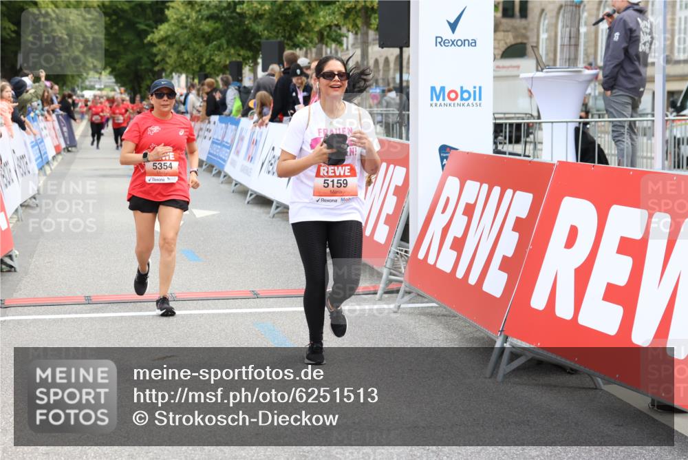 08.06.2024 - REWE Women's Run Strokosch-Dieckow http://msf.ph/oto/6251513 09.06.2024 11:04:03 Ziel 5108, 5159, 5354 meine-sportfotos.de
