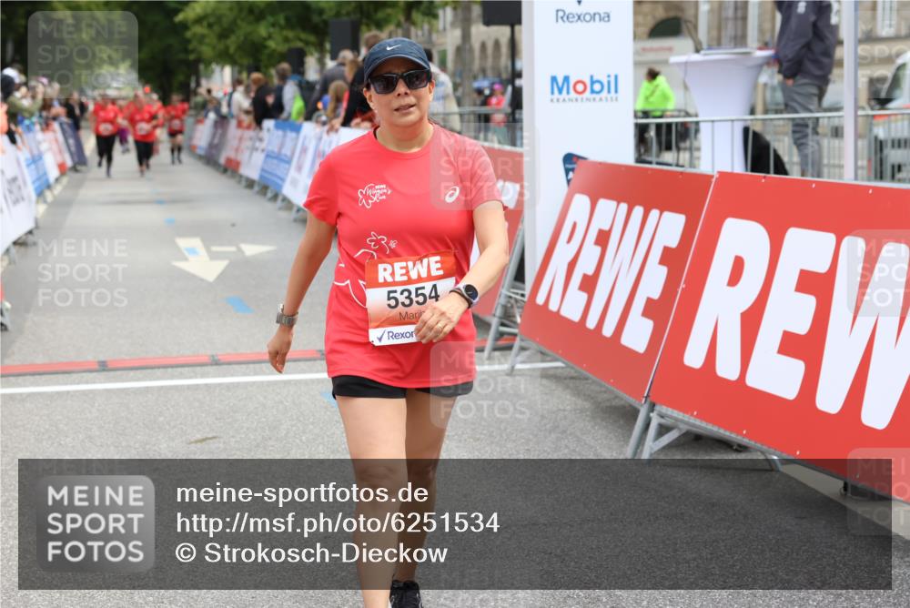 08.06.2024 - REWE Women's Run Strokosch-Dieckow http://msf.ph/oto/6251534 09.06.2024 11:04:05 Ziel 5159, 5354 meine-sportfotos.de