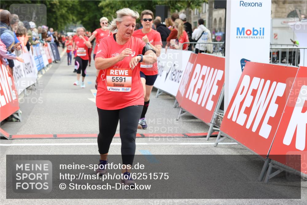 08.06.2024 - REWE Women's Run Strokosch-Dieckow http://msf.ph/oto/6251575 09.06.2024 11:04:19 Ziel 5005, 5057, 5078, 5131, 5238, 5309, 5344, 5350, 5433, 5458, 5582, 5591 meine-sportfotos.de