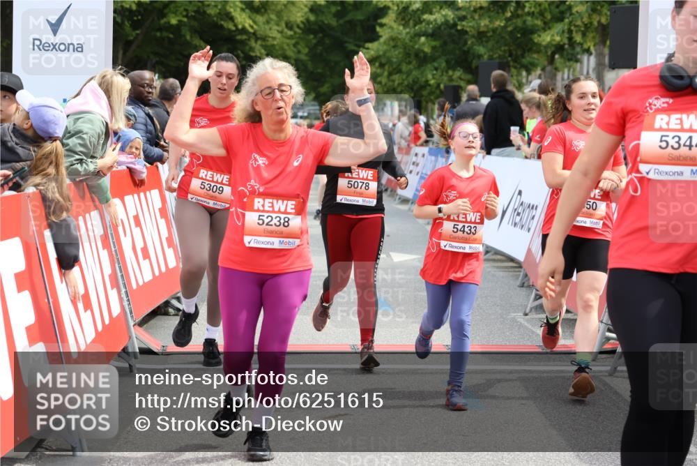 08.06.2024 - REWE Women's Run Strokosch-Dieckow http://msf.ph/oto/6251615 09.06.2024 11:04:27 Ziel 5078, 5238, 5309, 5344, 5350, 5433, 5458, 5485, 5582, 5610 meine-sportfotos.de