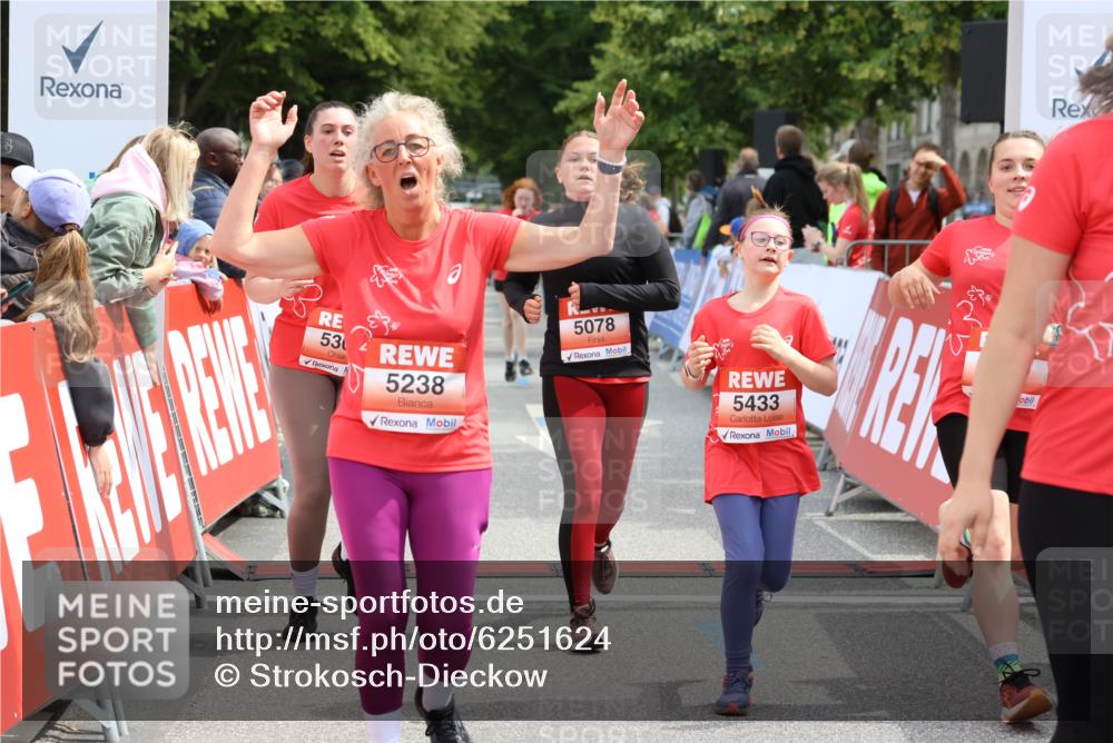 08.06.2024 - REWE Women's Run Strokosch-Dieckow http://msf.ph/oto/6251624 09.06.2024 11:04:28 Ziel 5078, 5238, 5309, 5344, 5350, 5433, 5485, 5599, 5610 meine-sportfotos.de