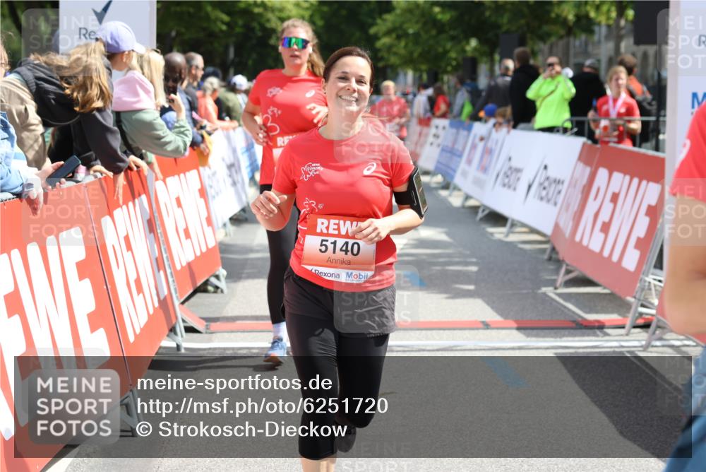 08.06.2024 - REWE Women's Run Strokosch-Dieckow http://msf.ph/oto/6251720 09.06.2024 11:04:47 Ziel 5140, 5213, 5217, 5280, 5387, 5576, 5579, 5609 meine-sportfotos.de