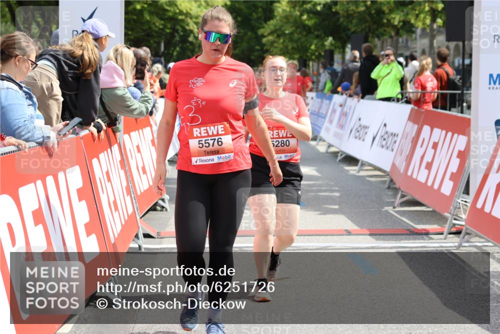 08.06.2024 - REWE Women's Run Strokosch-Dieckow http://msf.ph/oto/6251726 09.06.2024 11:04:48 Ziel 5140, 5213, 5217, 5271, 5280, 5387, 5576, 5579, 5609 meine-sportfotos.de