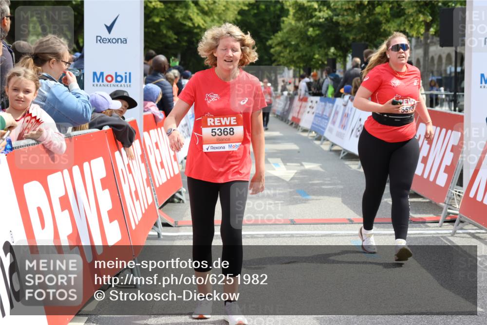 08.06.2024 - REWE Women's Run Strokosch-Dieckow http://msf.ph/oto/6251982 09.06.2024 11:05:59 Ziel 5269, 5364, 5368, 5573, 5619 meine-sportfotos.de