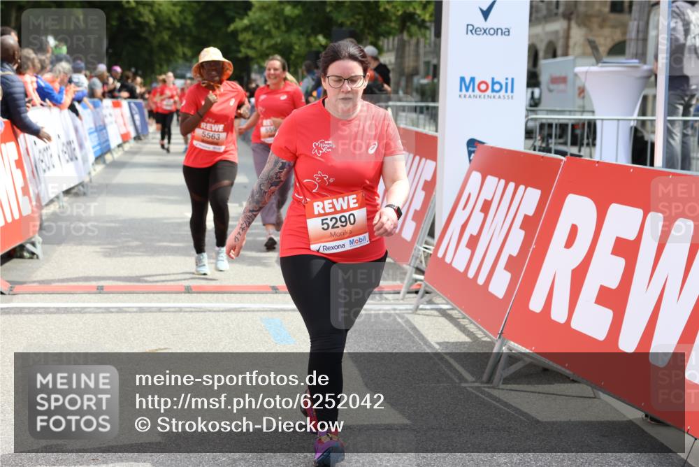 08.06.2024 - REWE Women's Run Strokosch-Dieckow http://msf.ph/oto/6252042 09.06.2024 11:06:12 Ziel 5012, 5290, 5293, 5355, 5356, 5364, 5563, 5581, 5594, 5612 meine-sportfotos.de