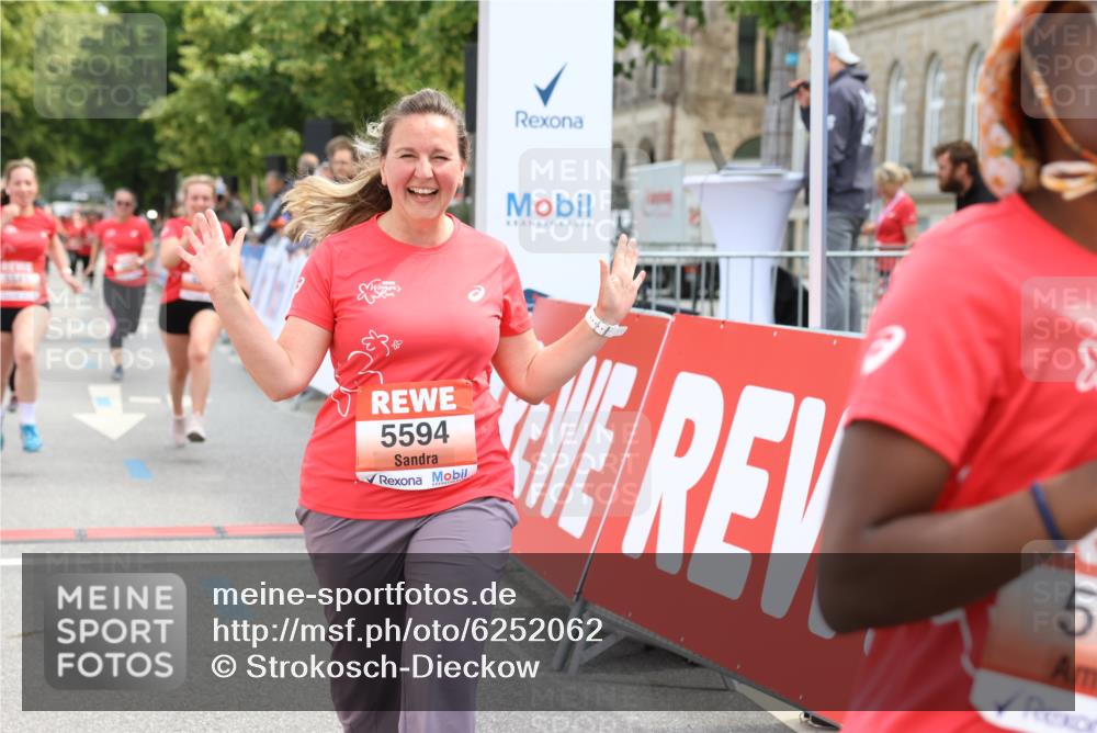 08.06.2024 - REWE Women's Run Strokosch-Dieckow http://msf.ph/oto/6252062 09.06.2024 11:06:16 Ziel 5012, 5293, 5355, 5356, 5563, 5581, 5594 meine-sportfotos.de