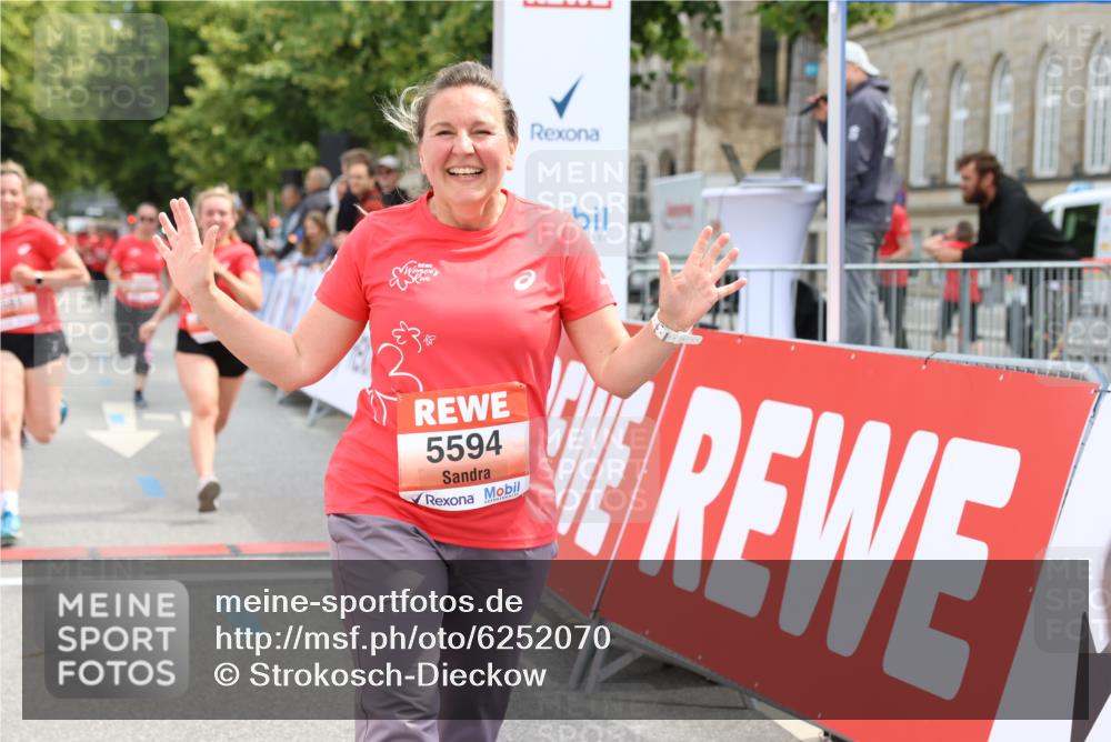 08.06.2024 - REWE Women's Run Strokosch-Dieckow http://msf.ph/oto/6252070 09.06.2024 11:06:16 Ziel 5012, 5293, 5355, 5356, 5563, 5581, 5594 meine-sportfotos.de