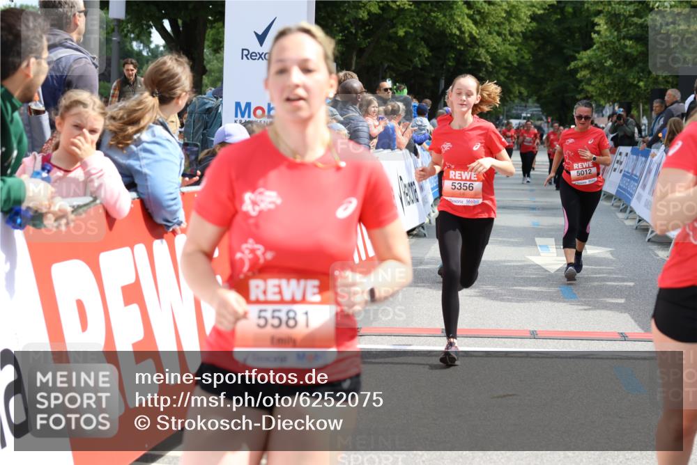 08.06.2024 - REWE Women's Run Strokosch-Dieckow http://msf.ph/oto/6252075 09.06.2024 11:06:18 Ziel 5012, 5293, 5355, 5356, 5581, 5594 meine-sportfotos.de