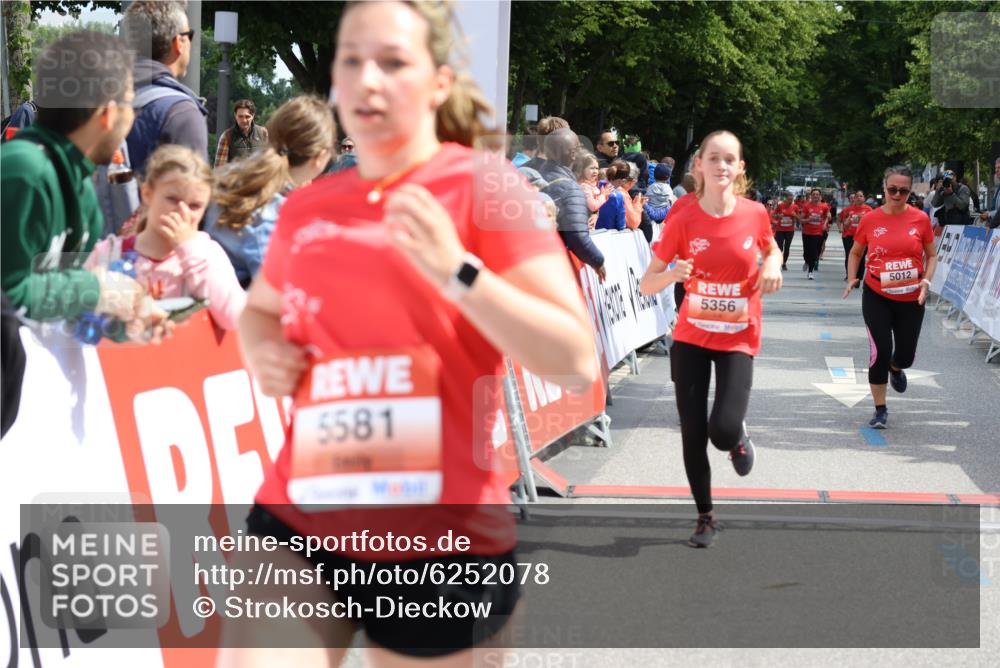 08.06.2024 - REWE Women's Run Strokosch-Dieckow http://msf.ph/oto/6252078 09.06.2024 11:06:18 Ziel 5012, 5293, 5355, 5356, 5581, 5594 meine-sportfotos.de