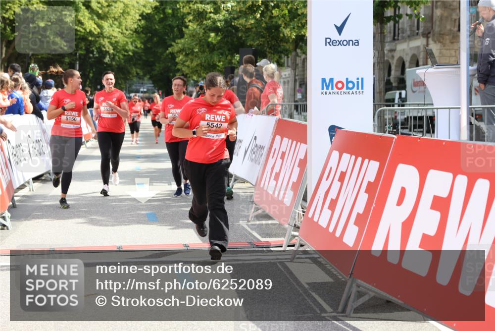 08.06.2024 - REWE Women's Run Strokosch-Dieckow http://msf.ph/oto/6252089 09.06.2024 11:06:27 Ziel 5150, 5211, 5538, 5539, 5542 meine-sportfotos.de