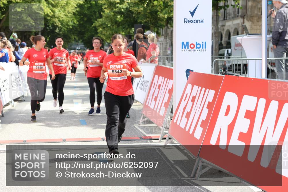 08.06.2024 - REWE Women's Run Strokosch-Dieckow http://msf.ph/oto/6252097 09.06.2024 11:06:27 Ziel 5150, 5211, 5538, 5539, 5542 meine-sportfotos.de