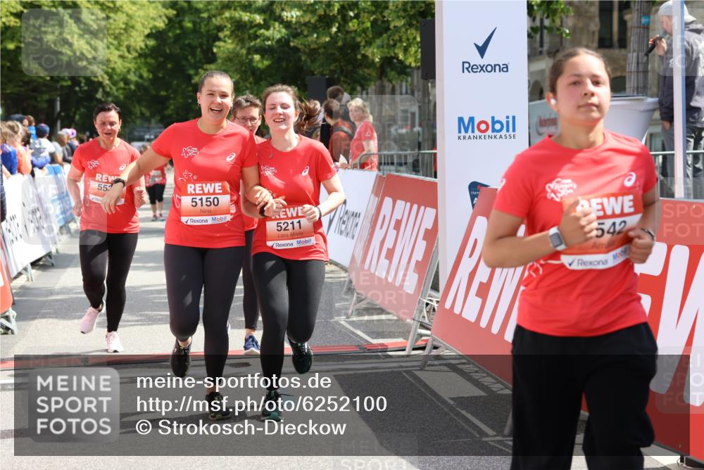 08.06.2024 - REWE Women's Run Strokosch-Dieckow http://msf.ph/oto/6252100 09.06.2024 11:06:29 Ziel 5150, 5211, 5538, 5539, 5542 meine-sportfotos.de