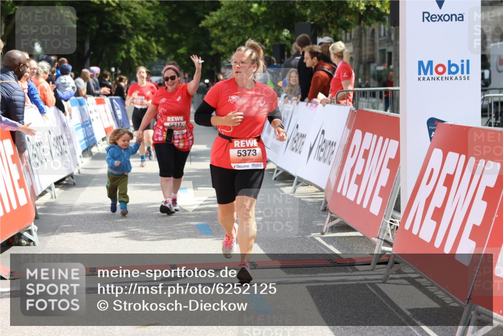 08.06.2024 - REWE Women's Run Strokosch-Dieckow http://msf.ph/oto/6252125 09.06.2024 11:06:37 Ziel 5138, 5373, 5528, 5611 meine-sportfotos.de