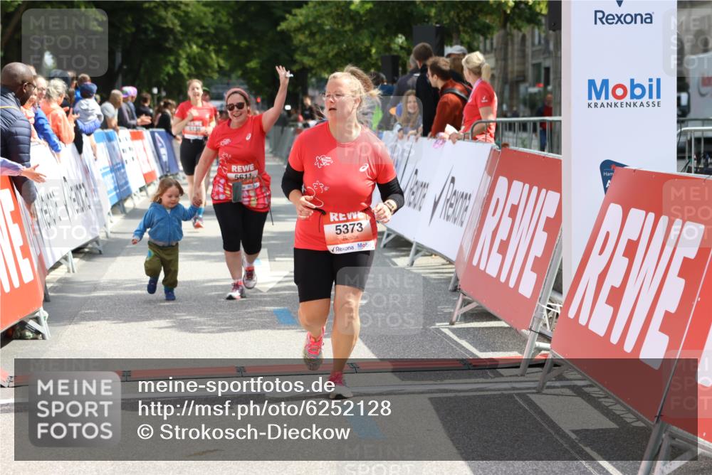 08.06.2024 - REWE Women's Run Strokosch-Dieckow http://msf.ph/oto/6252128 09.06.2024 11:06:38 Ziel 5138, 5373, 5528, 5611 meine-sportfotos.de