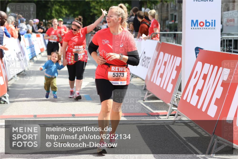 08.06.2024 - REWE Women's Run Strokosch-Dieckow http://msf.ph/oto/6252134 09.06.2024 11:06:38 Ziel 5138, 5373, 5528, 5611 meine-sportfotos.de