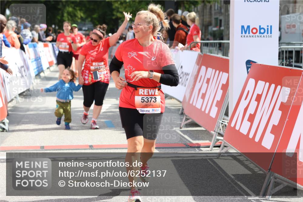 08.06.2024 - REWE Women's Run Strokosch-Dieckow http://msf.ph/oto/6252137 09.06.2024 11:06:39 Ziel 5138, 5373, 5528, 5611 meine-sportfotos.de