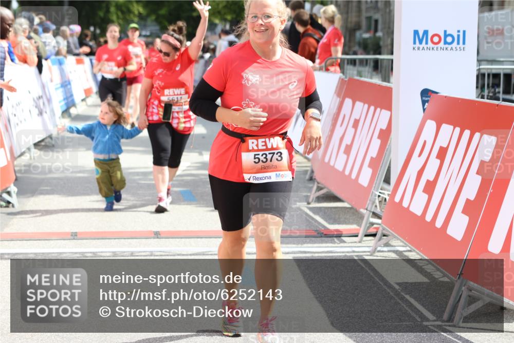 08.06.2024 - REWE Women's Run Strokosch-Dieckow http://msf.ph/oto/6252143 09.06.2024 11:06:39 Ziel 5138, 5373, 5528, 5611 meine-sportfotos.de